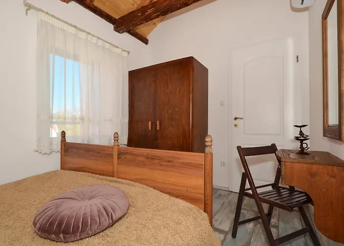 Islander House With Pool