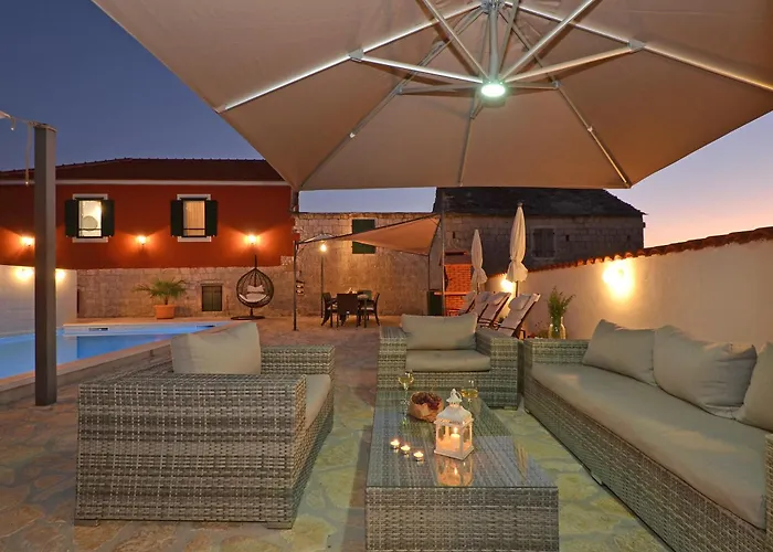 Islander House With Pool