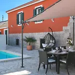 Islander House With Pool Traù
