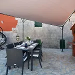 Islander House With Pool Casa vacanze Traù