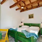Islander House With Pool Traù