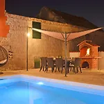 Islander House With Pool Casa vacanze Traù