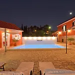 Islander House With Pool Traù