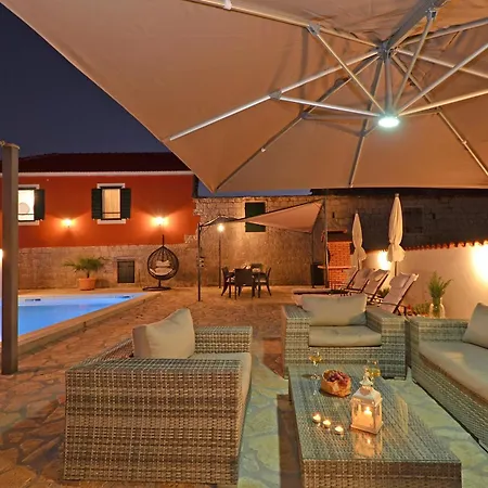 Islander House With Pool * Traù