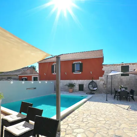 Islander House With Pool * Traù