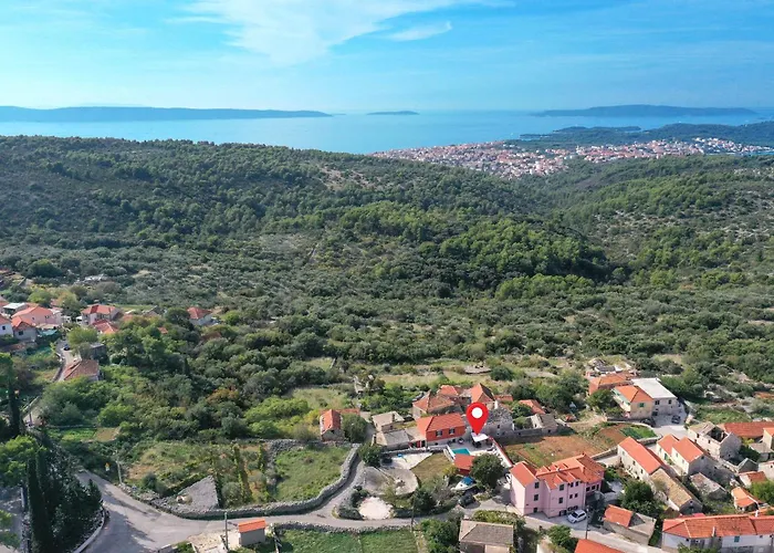 Islander House With Pool