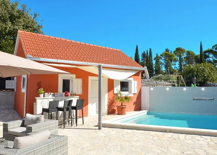 Islander House With Pool