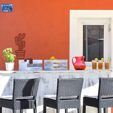 Islander House With Pool Vikendica