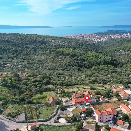 Islander House With Pool