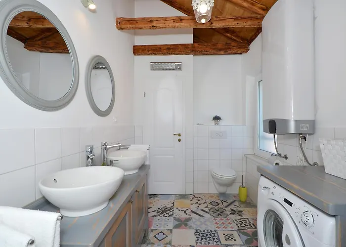 Islander House With Pool